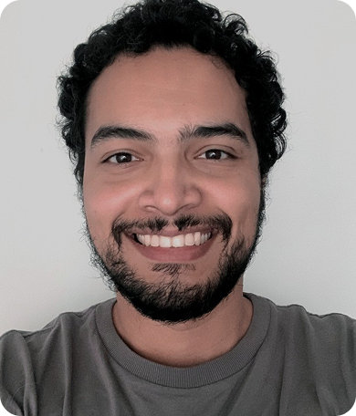 Retrato de Alex Rodrigo sorrindo